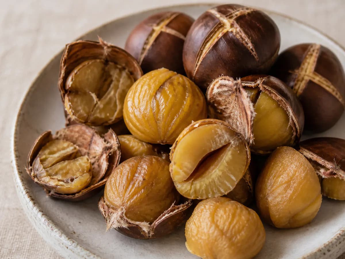 Pormenor de uma porção de Dica para Tirar Melhor as Cascas das Castanhas Assadas