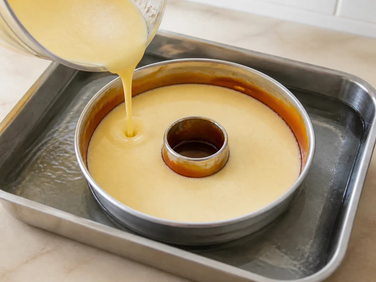 Preparação de Pudim de Leite Condensado e Natas durante a confeção