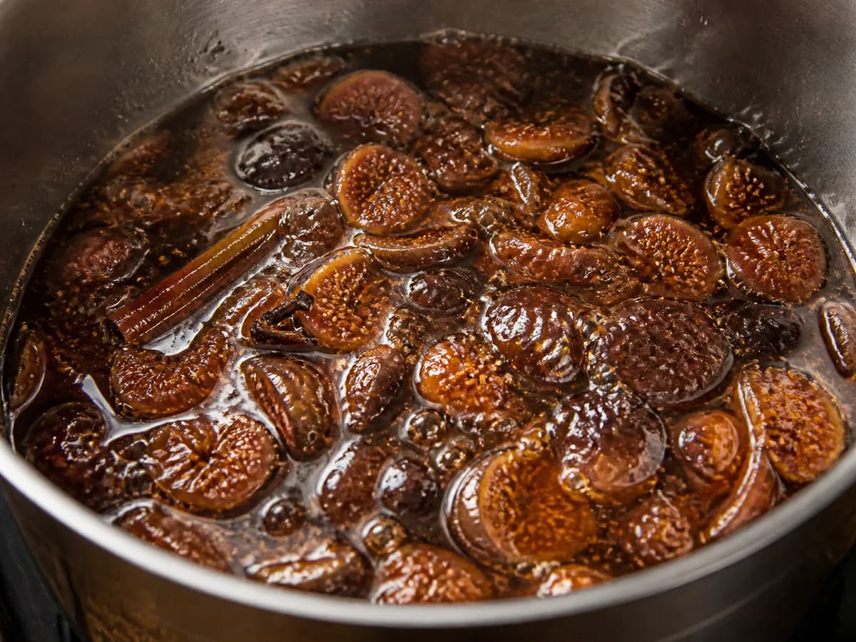Preparação de Doce de Figo Receita Muito Antiga durante a confeção