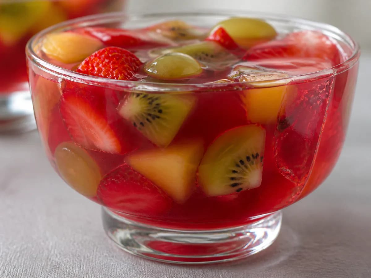 Pormenor de uma porção de Doce de Gelatina com Frutas