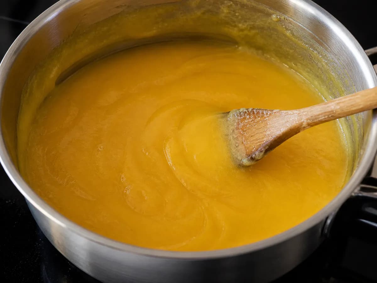 Preparação de Doce Dourado de Natal durante a confeção