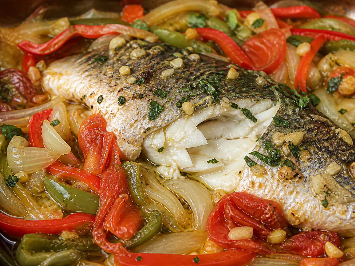 Pormenor de uma porção de Dourada no Forno à Espanhola