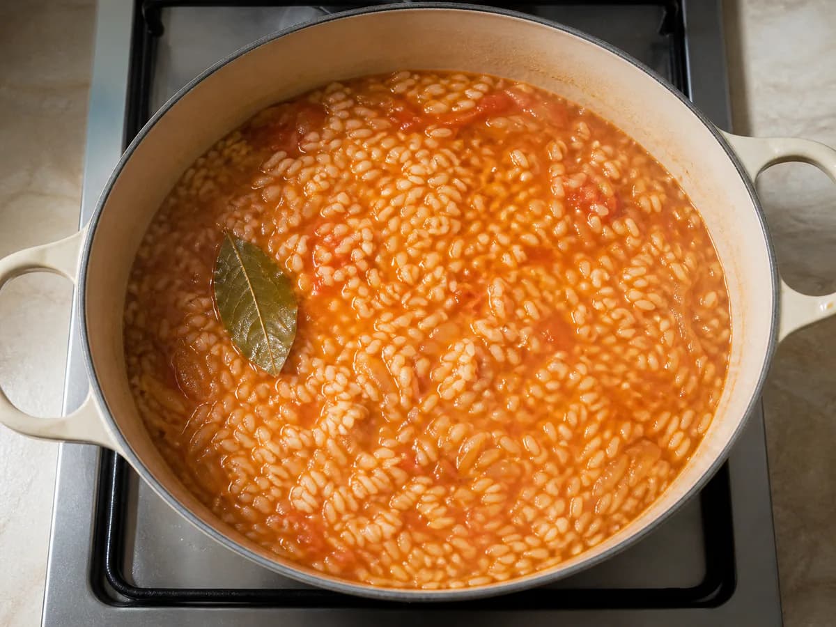 Preparação de Arroz de Sardinha "Económicos" durante a confeção