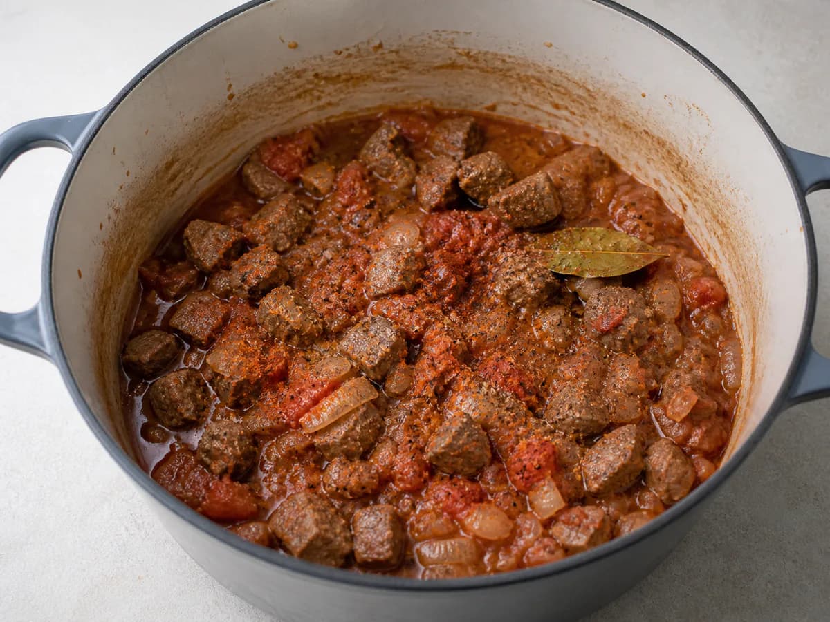 Preparação de Empada de Carne Galega durante a confeção