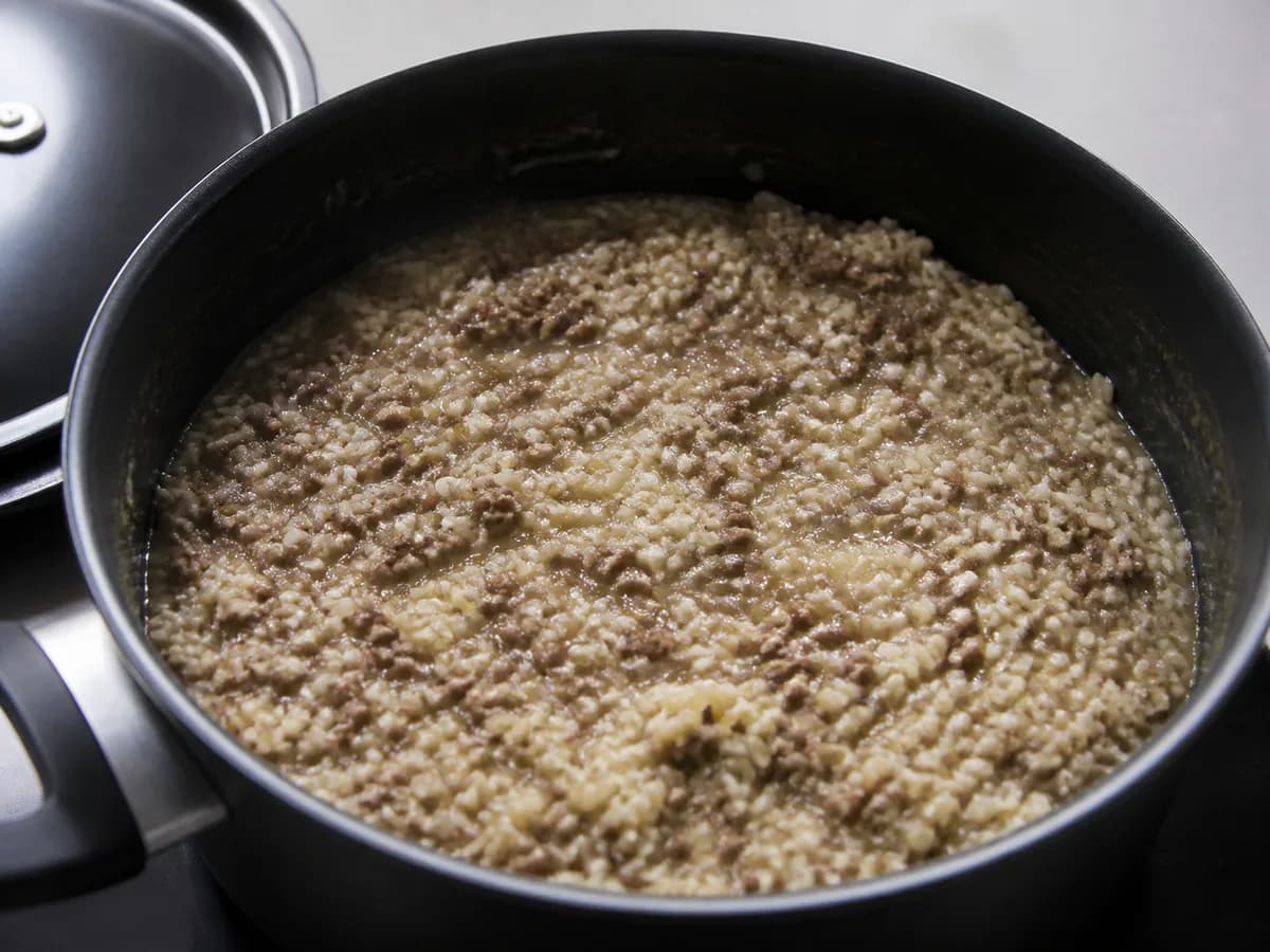 Preparação de Empadão de Arroz com Carne durante a confeção