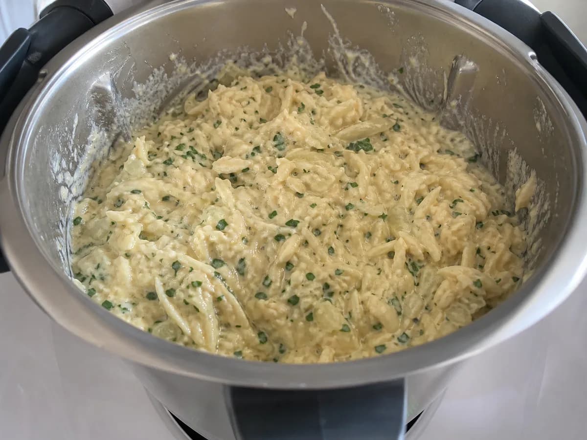 Preparação de Empadão de Bacalhau na Bimby durante a confeção