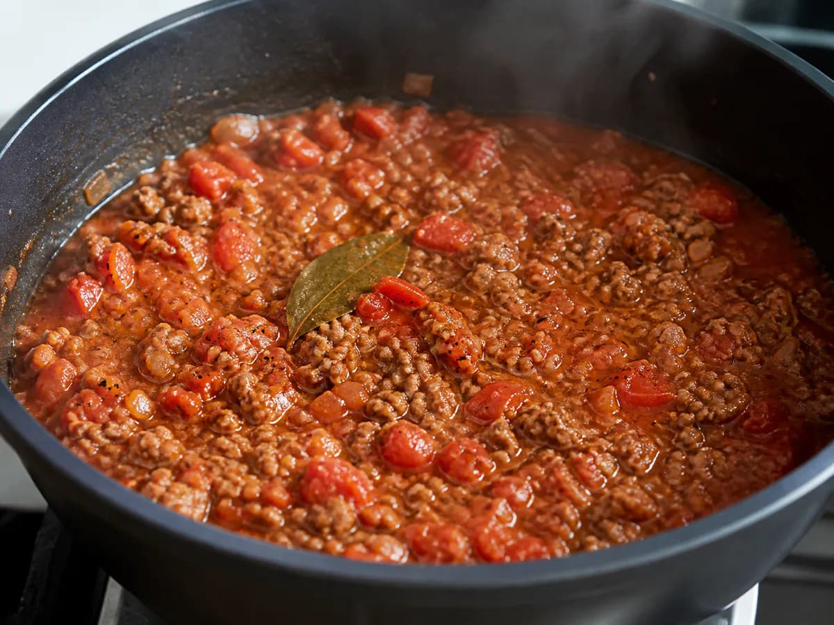 Preparação de Empadão de Carne com Tomate e Vinho Tinto durante a confeção