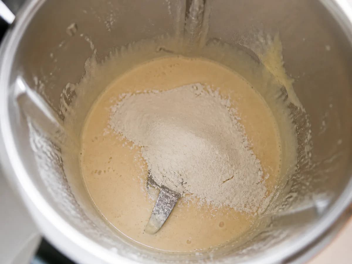 Preparação de Entrelaçado de Avelãs, Chocolate e Maçã Bimby durante a confeção