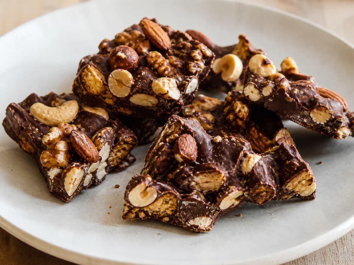 Pormenor de uma porção de Escangalhado de Frutos Secos e Chocolate