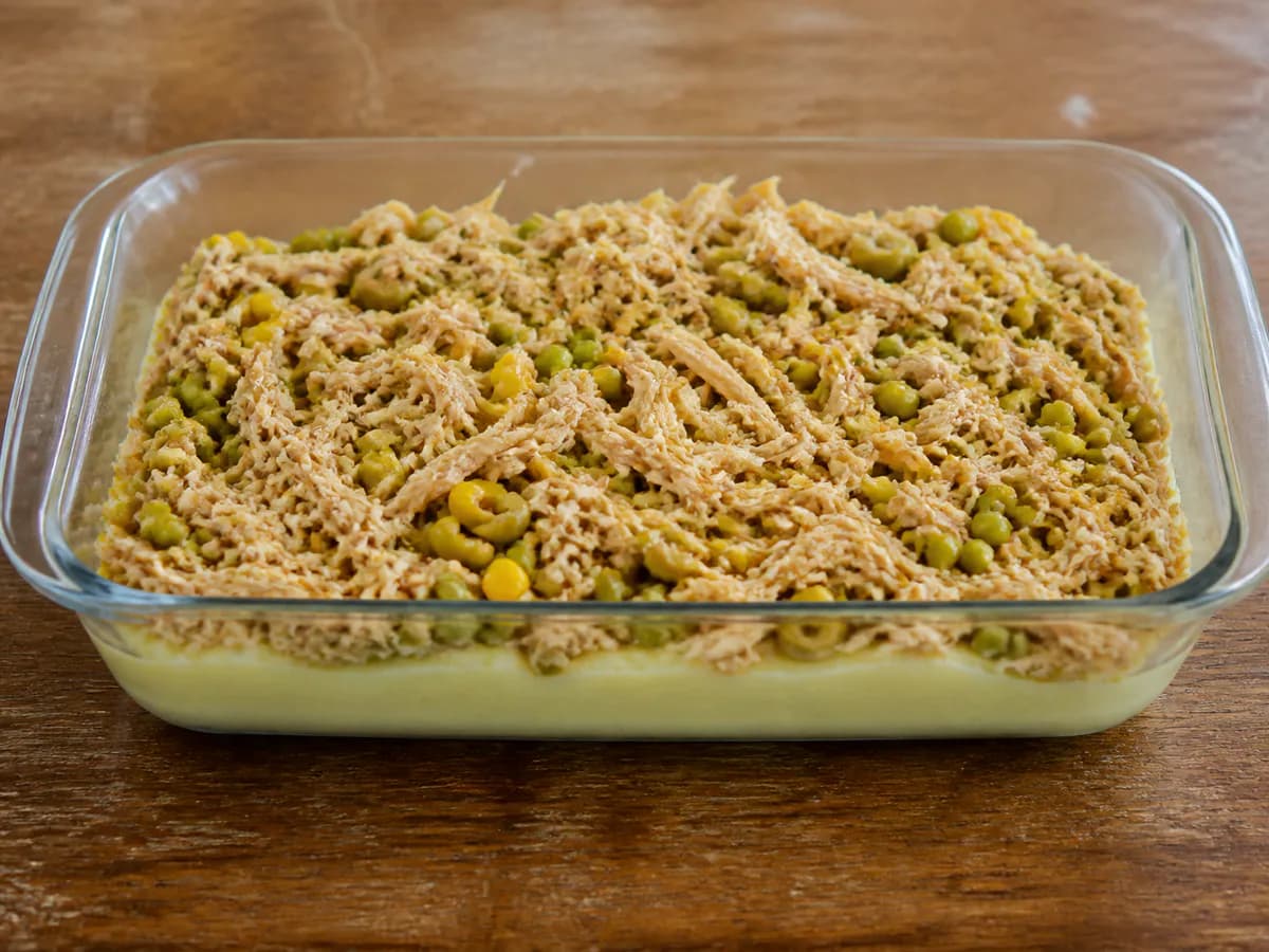 Preparação de Escondidinho de Frango com Puré de Batatas durante a confeção