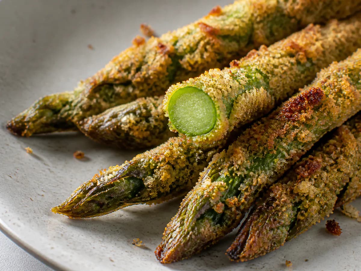Pormenor de uma porção de Espargos Crocantes no Forno