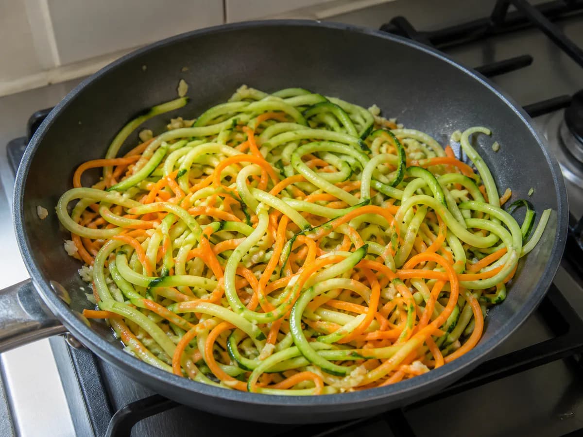 Preparação de Esparguete de Courgette e Cenoura durante a confeção