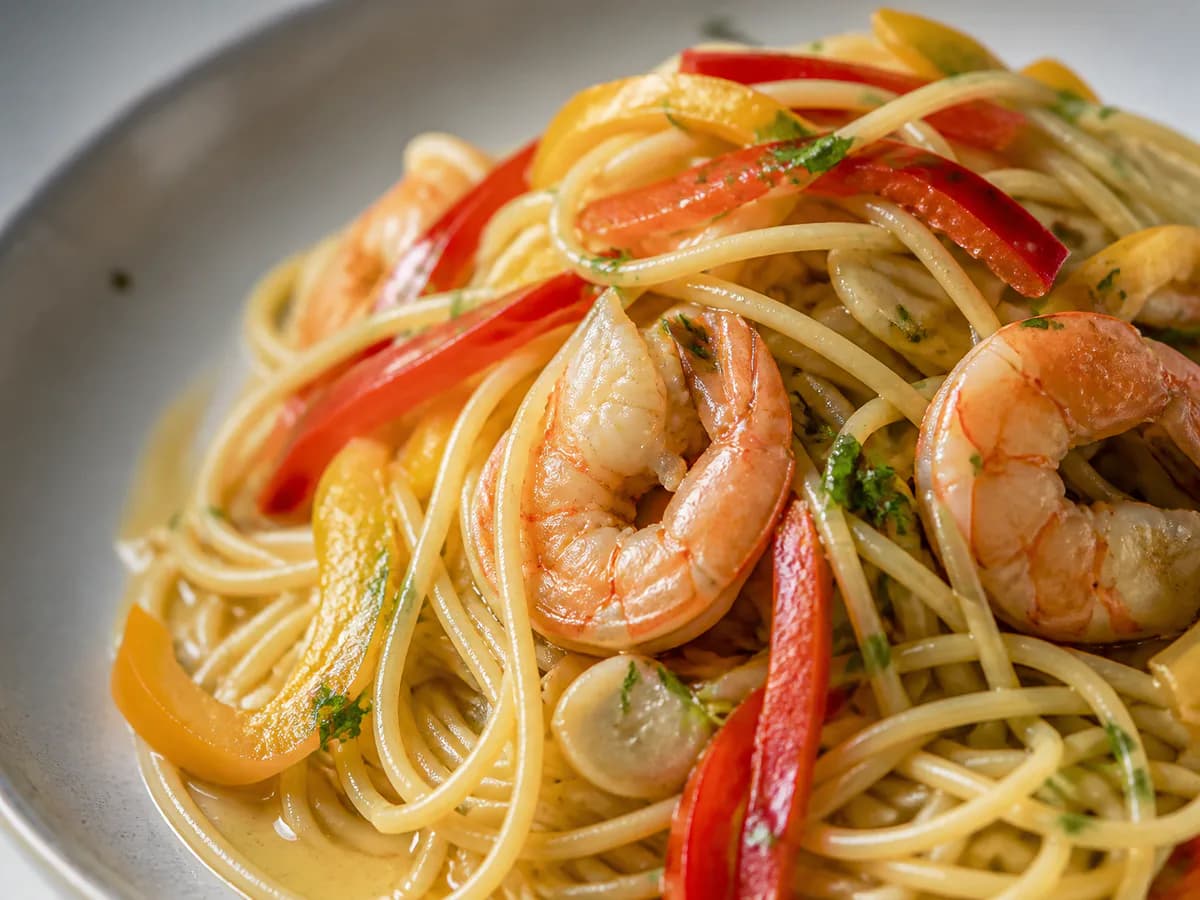 Pormenor de uma porção de Esparguete com Gambas e Pimentos