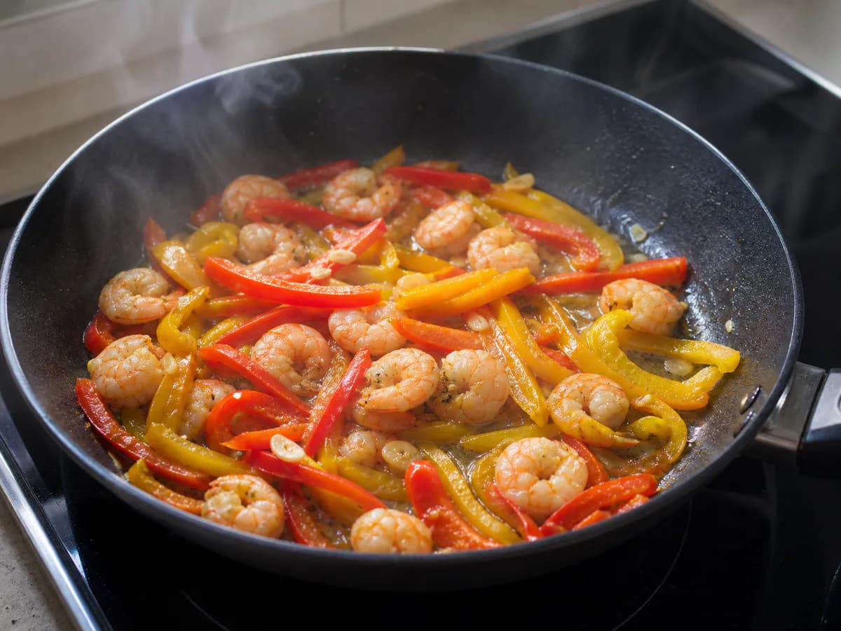 Preparação de Esparguete com Gambas e Pimentos durante a confeção