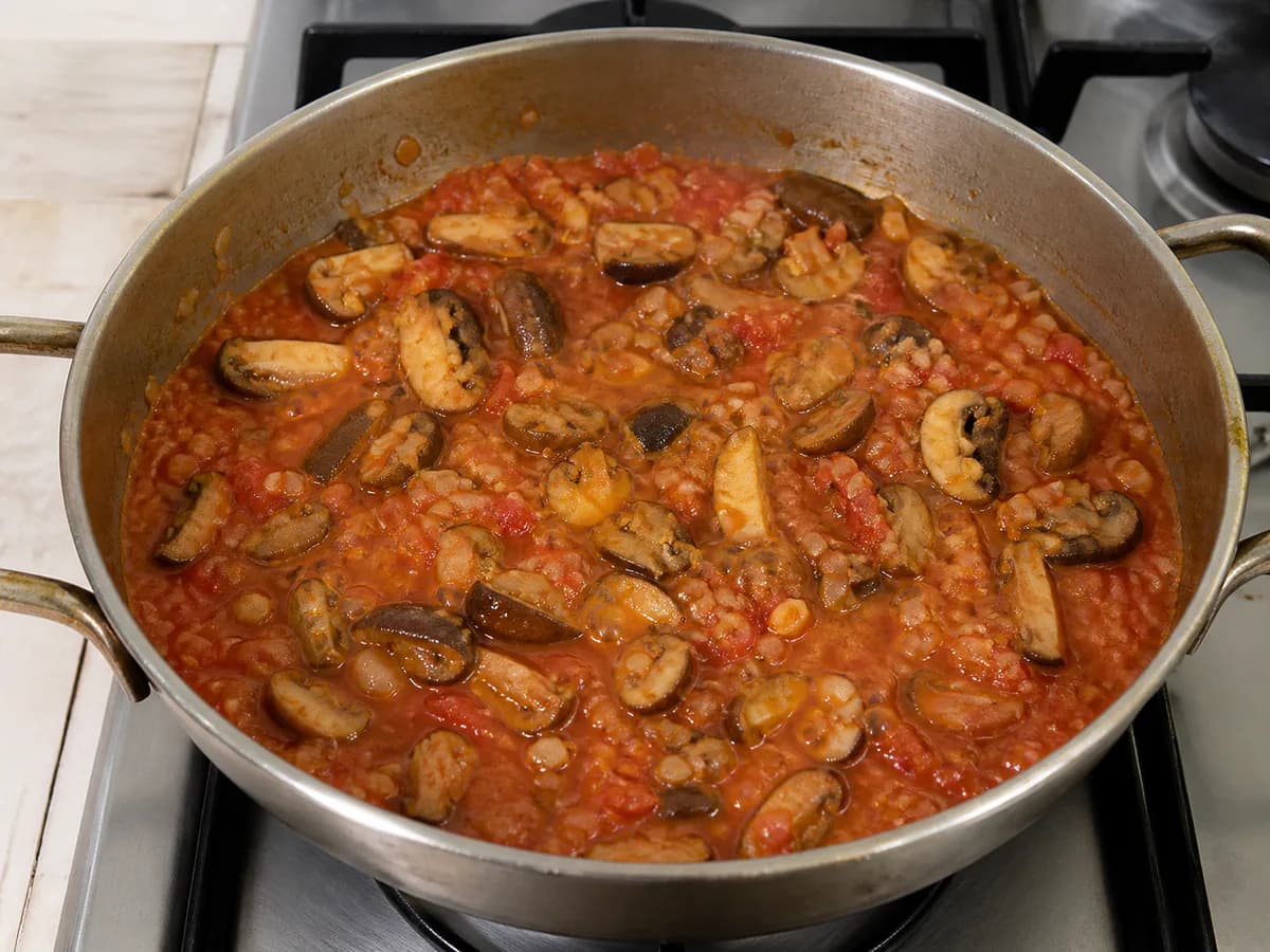 Preparação de Estufado de Cogumelos, Tomate e Mozzarella com Ovo Escalfado durante a confeção