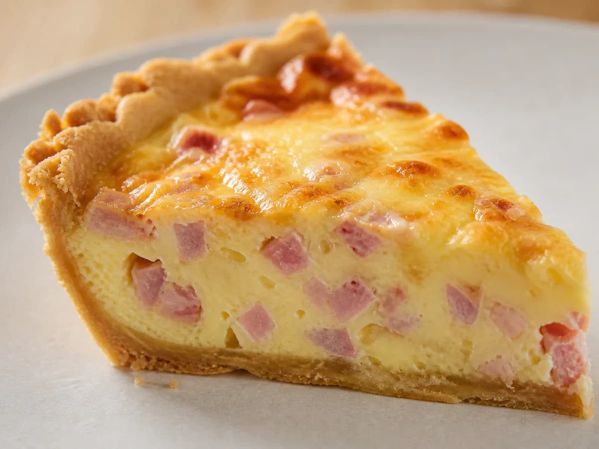Pormenor de uma porção de Quiche de Fiambre e Queijo