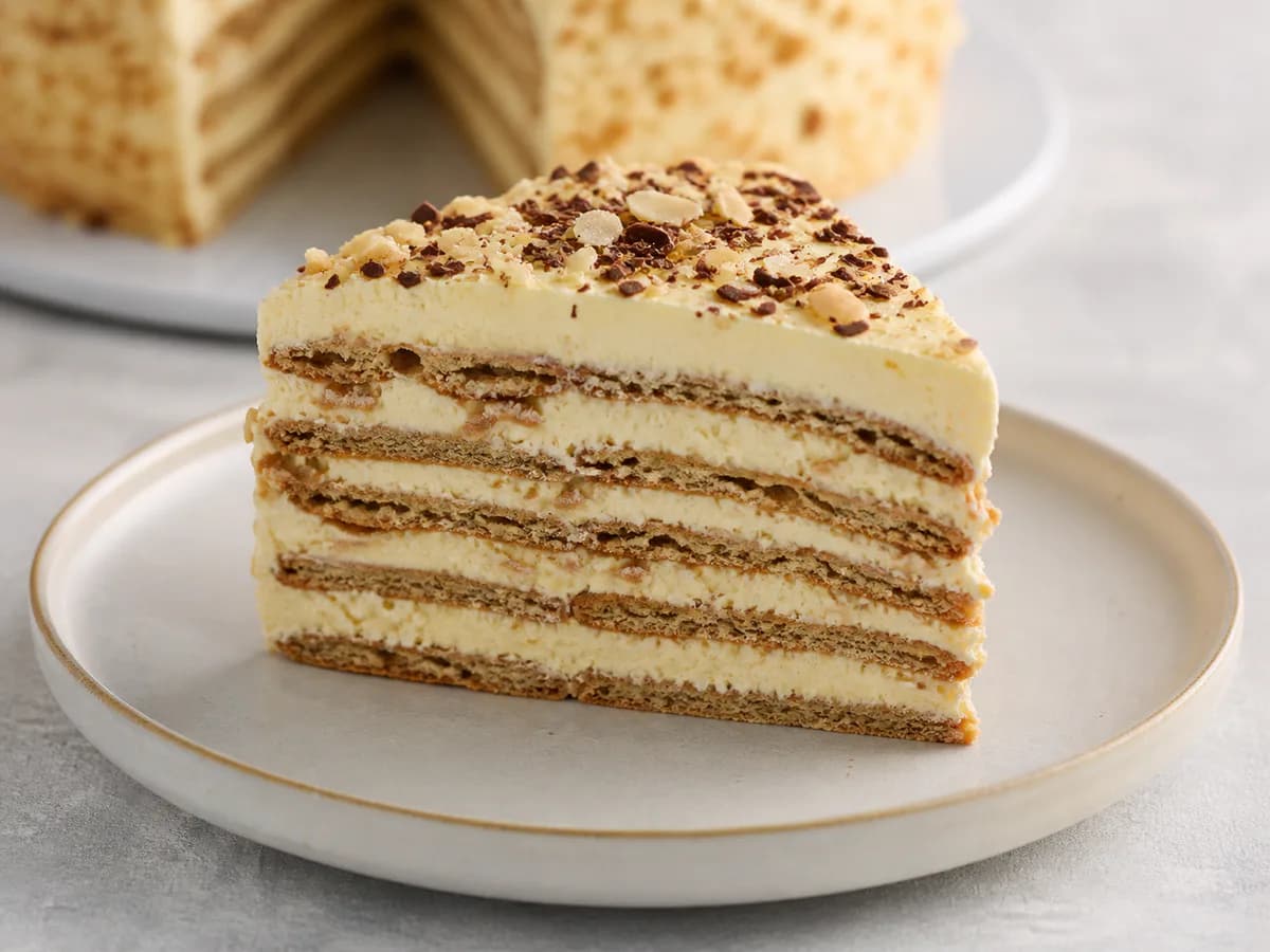 Pormenor de uma porção de Bolo de Bolacha com Creme Leve de Manteiga