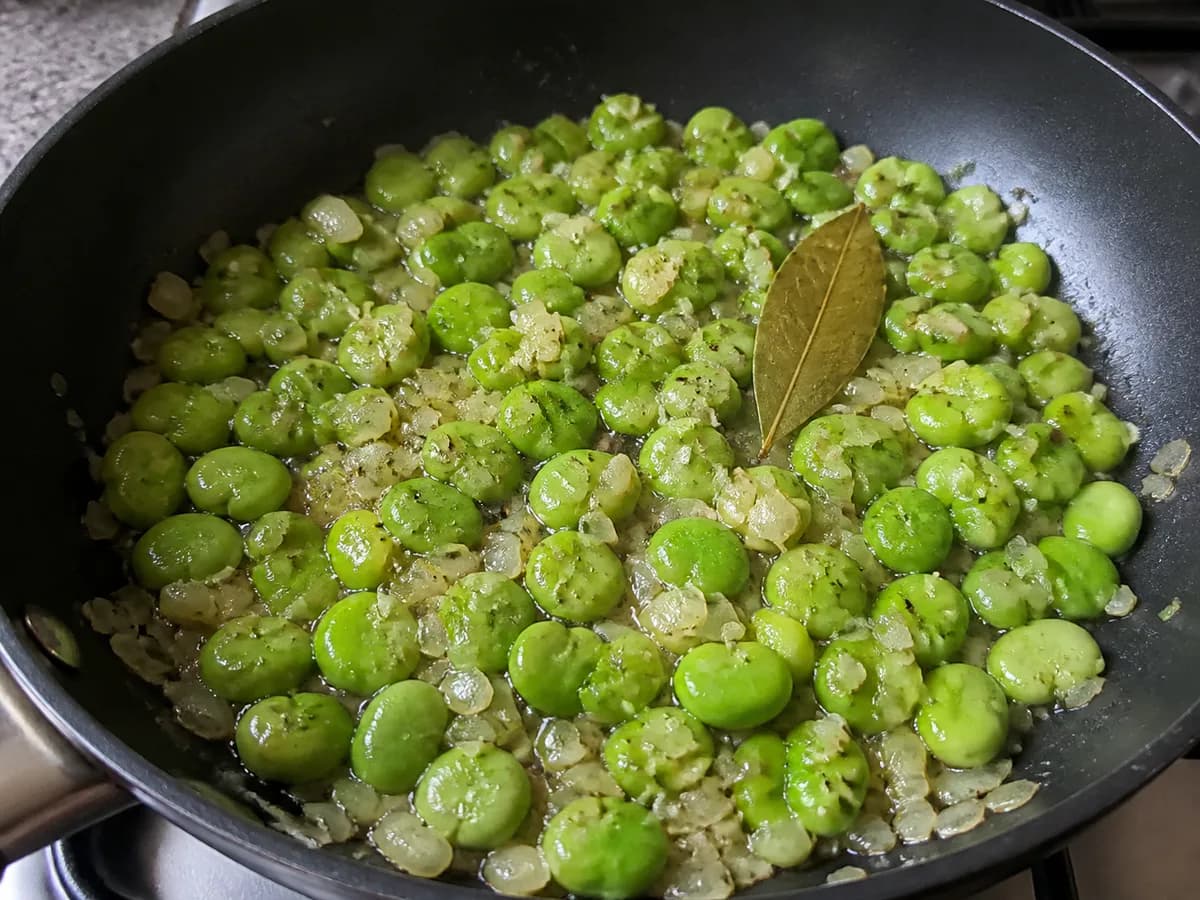 Preparação de Favas com Bacon e Ovo no Forno durante a confeção