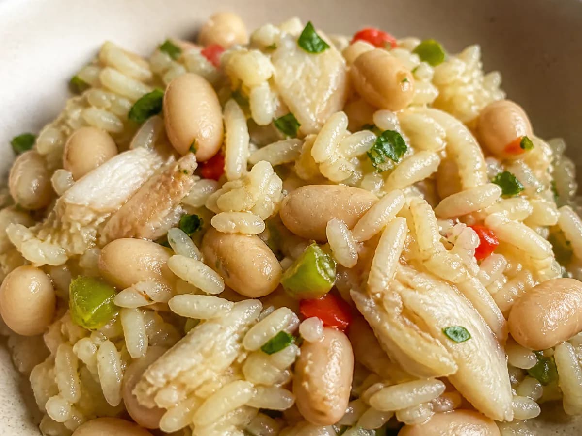 Pormenor de uma porção de Feijão Branco com Arroz e Bacalhau