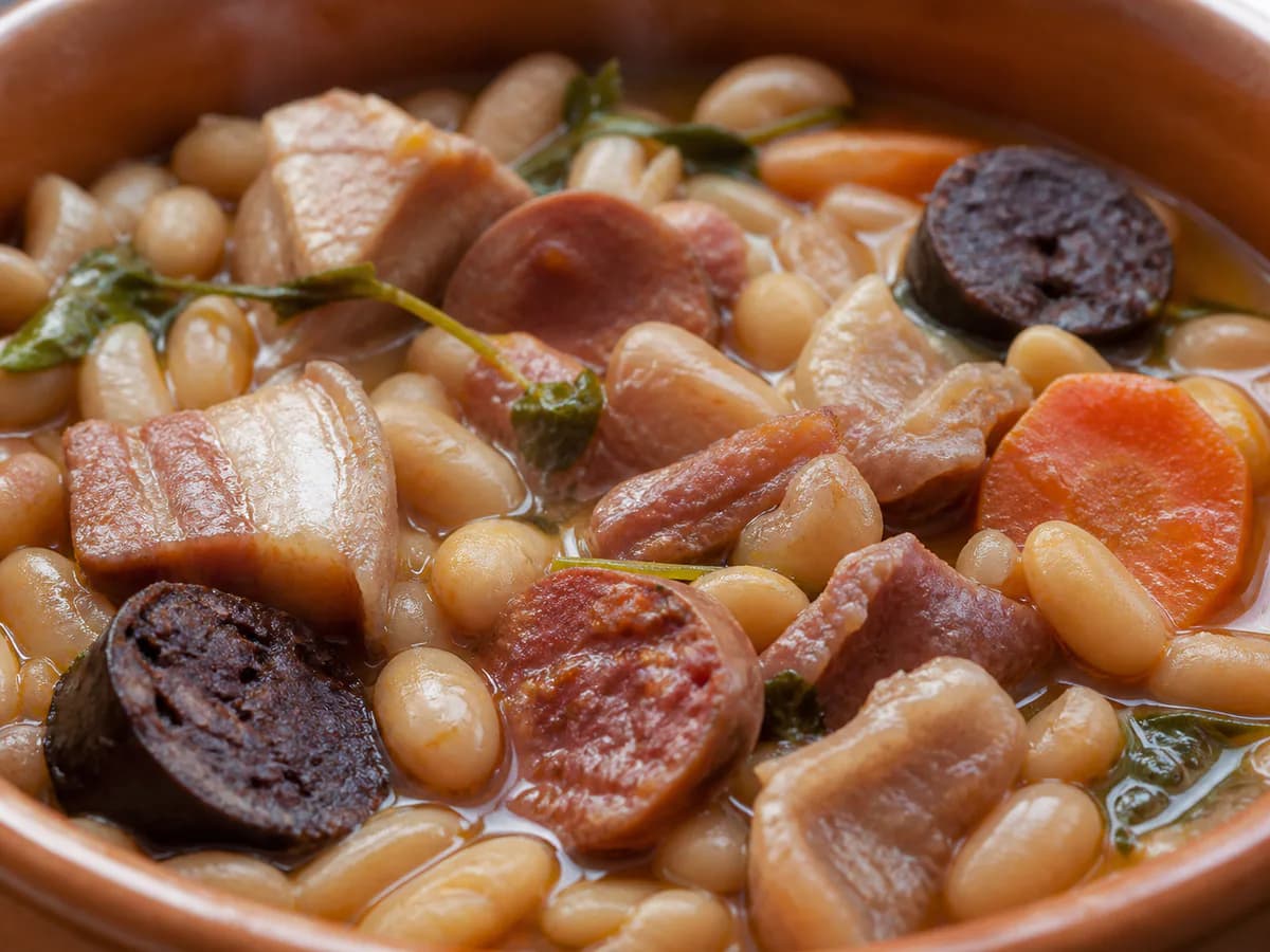 Pormenor de uma porção de Feijoada Algarvia à Moda Antiga