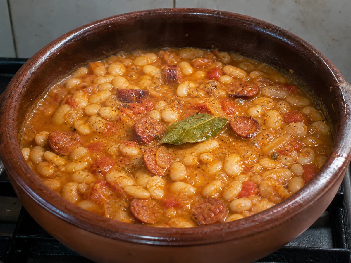 Preparação de Feijoada de Gambas à Transmontana durante a confeção