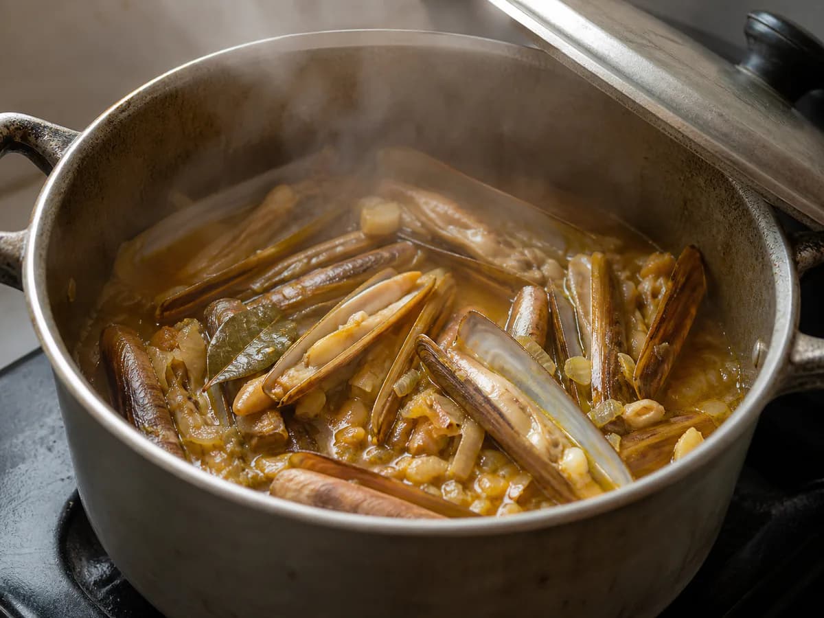 Preparação de Feijoada de Lingueirão durante a confeção
