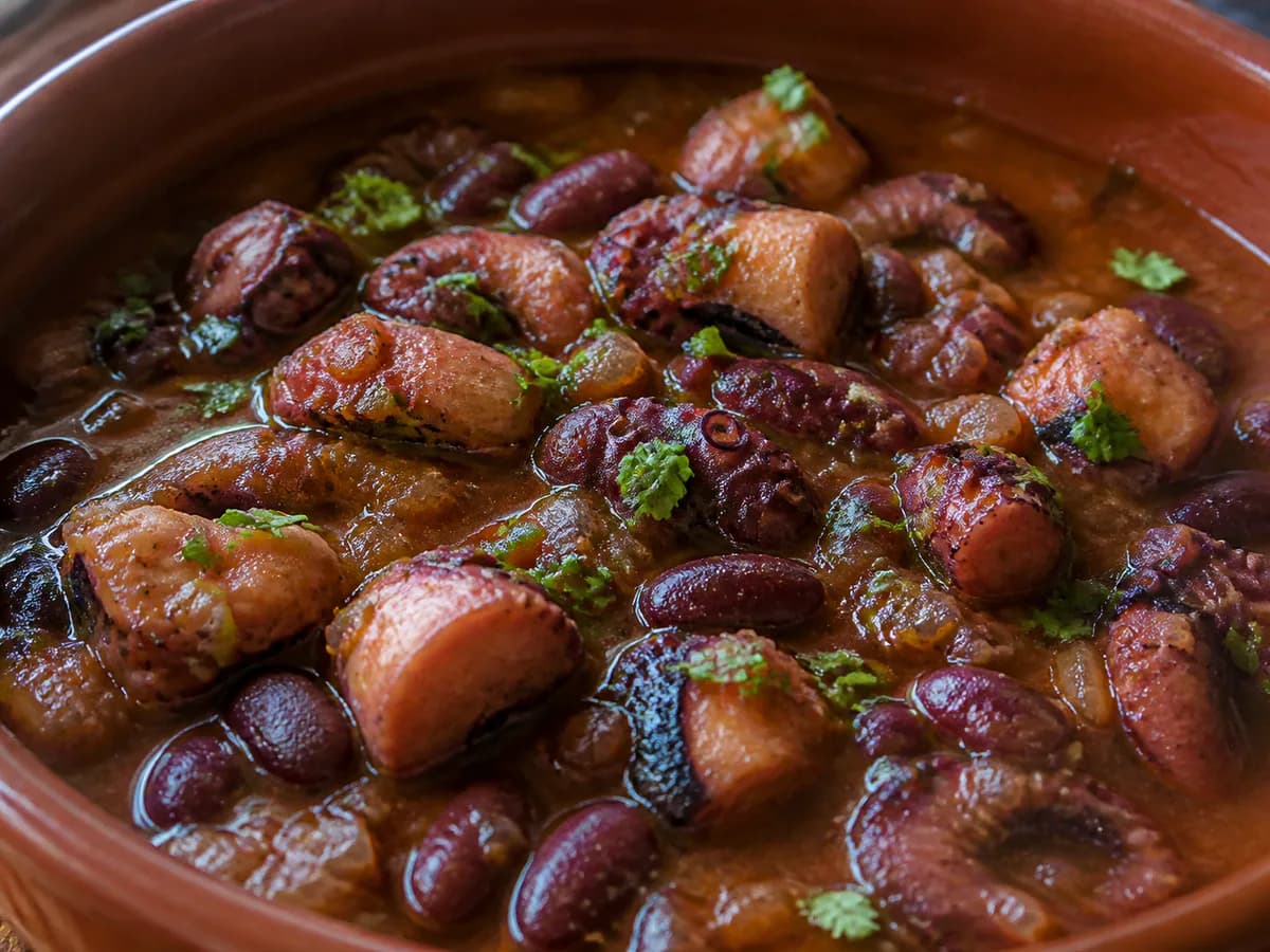 Pormenor de uma porção de Feijoada de Polvo à Minhota