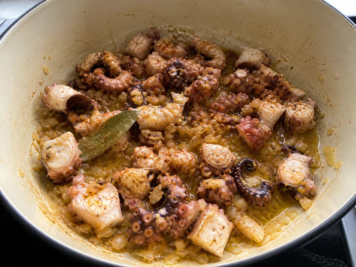 Preparação de Feijoada de Polvo à Minhota durante a confeção