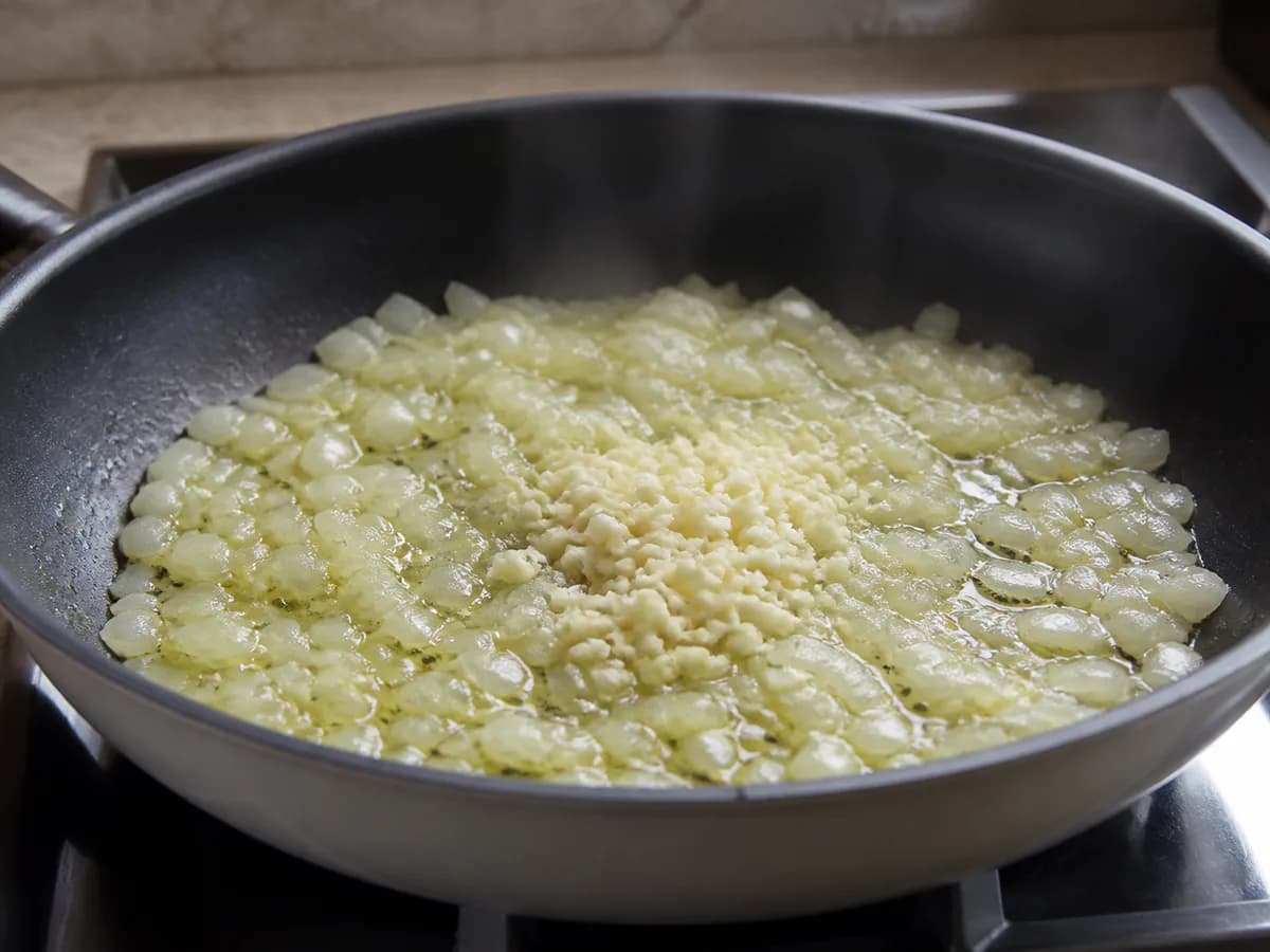 Preparação de Filetes de Pescada com Bacon em Molho Cremoso durante a confeção