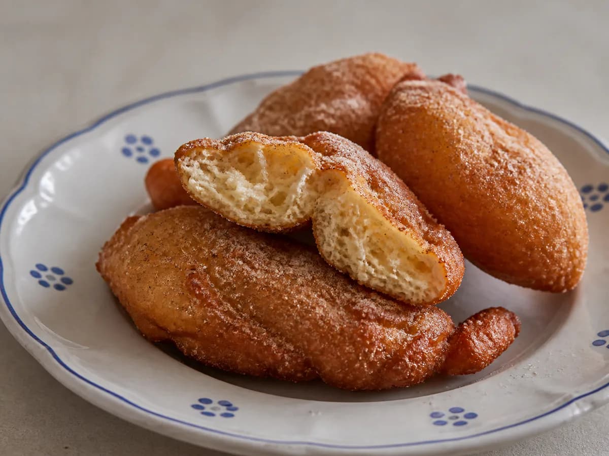 Pormenor de uma porção de Filhoses Fritas com Açúcar e Canela