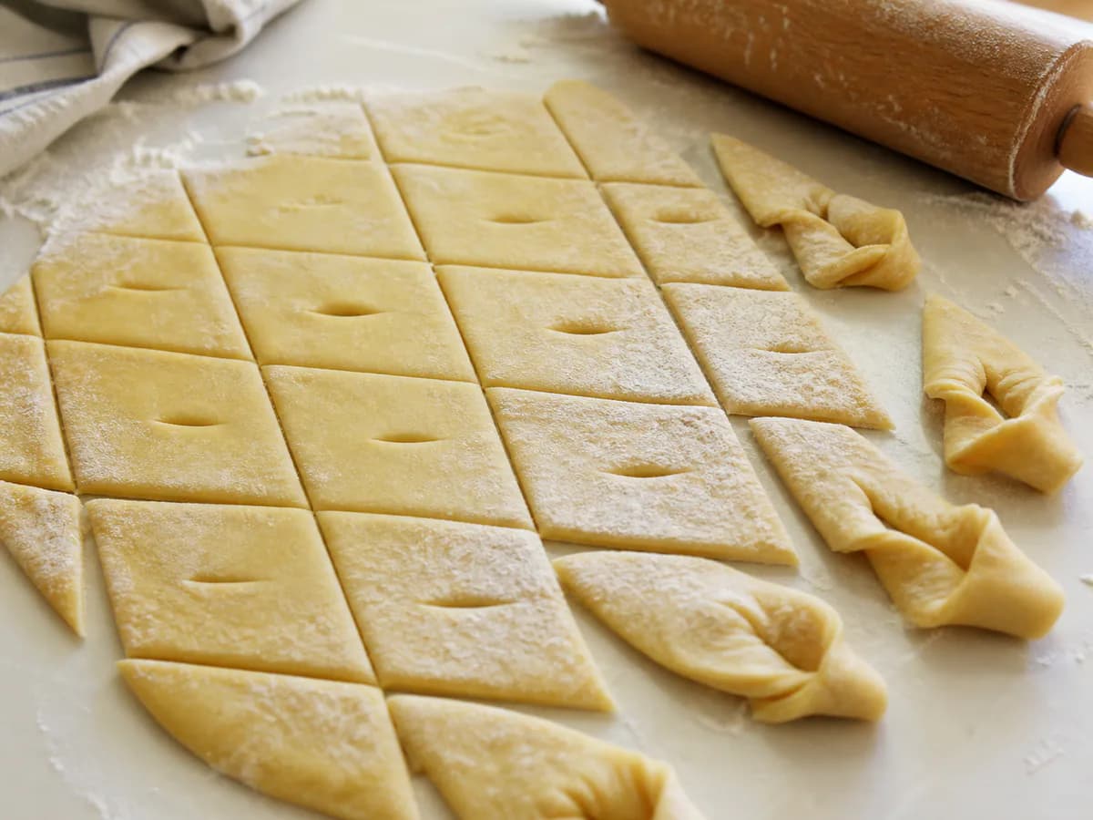 Preparação de Filhoses Fritas com Açúcar e Canela durante a confeção