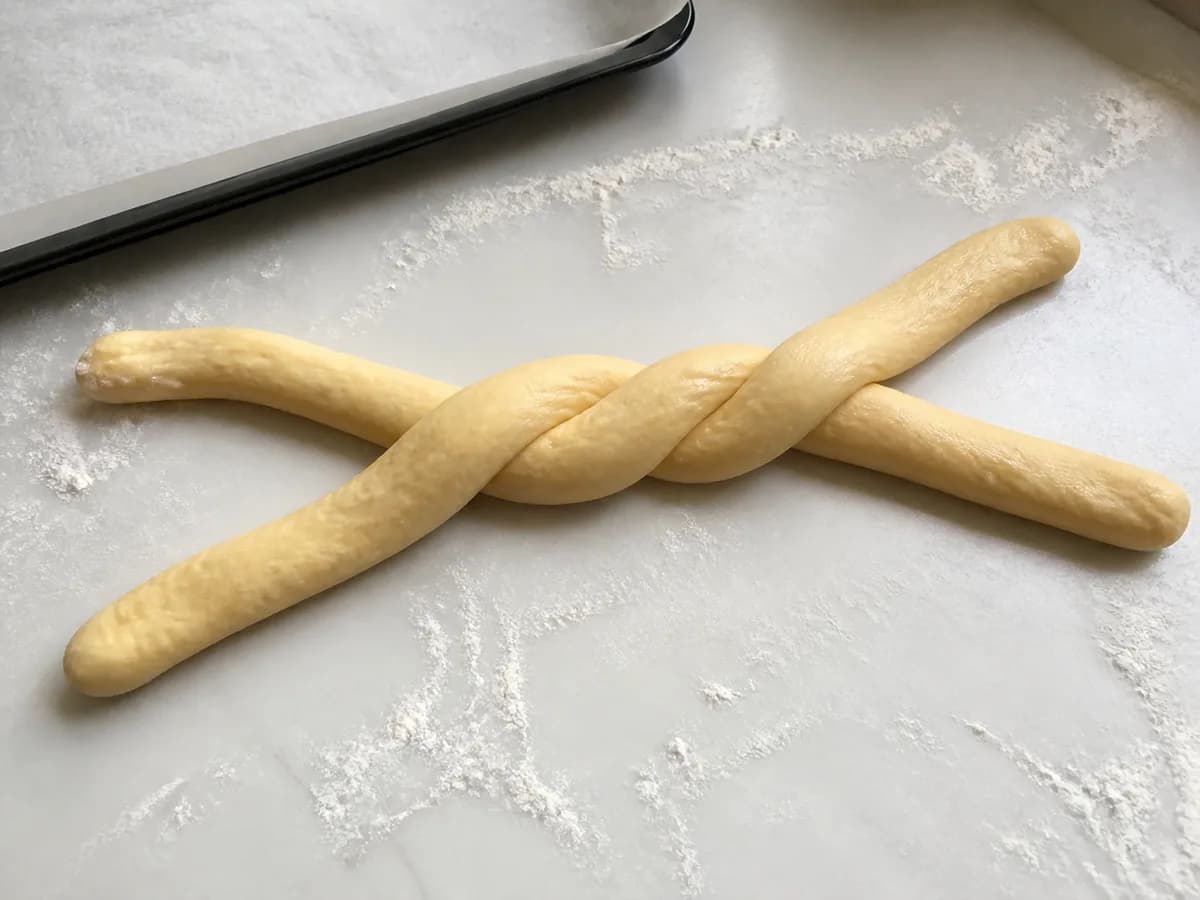 Preparação de Folar da Páscoa na Bimby durante a confeção