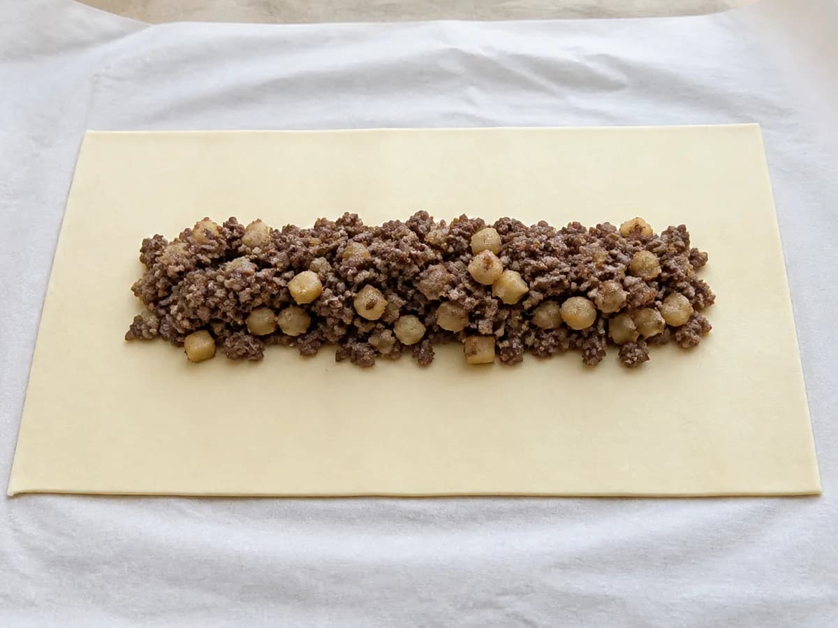 Preparação de Folhadinhos de Farinheira com Maçã durante a confeção
