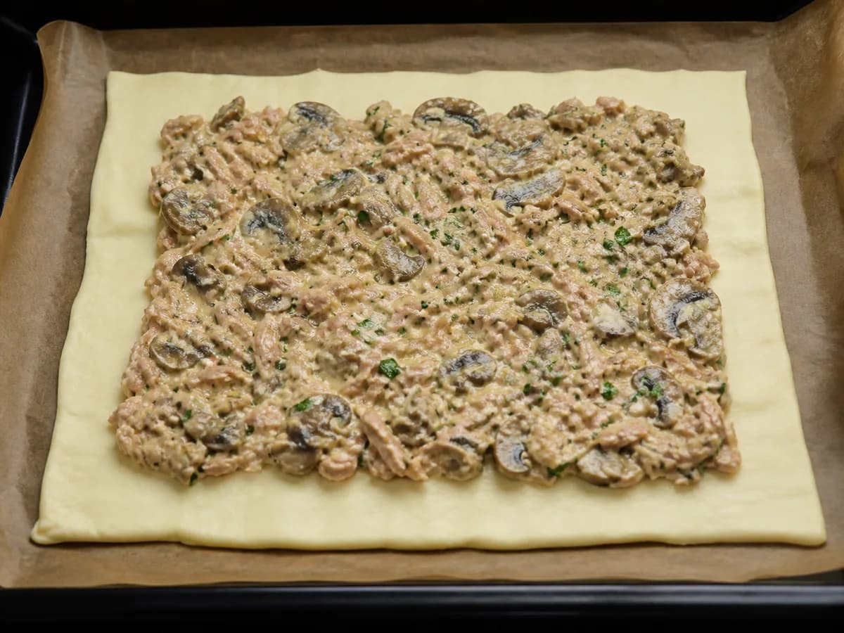 Preparação de Folhado de Atum com Cogumelos e Queijo durante a confeção