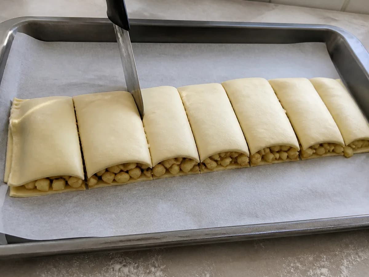 Preparação de Folhados de Maçã com Canela durante a confeção