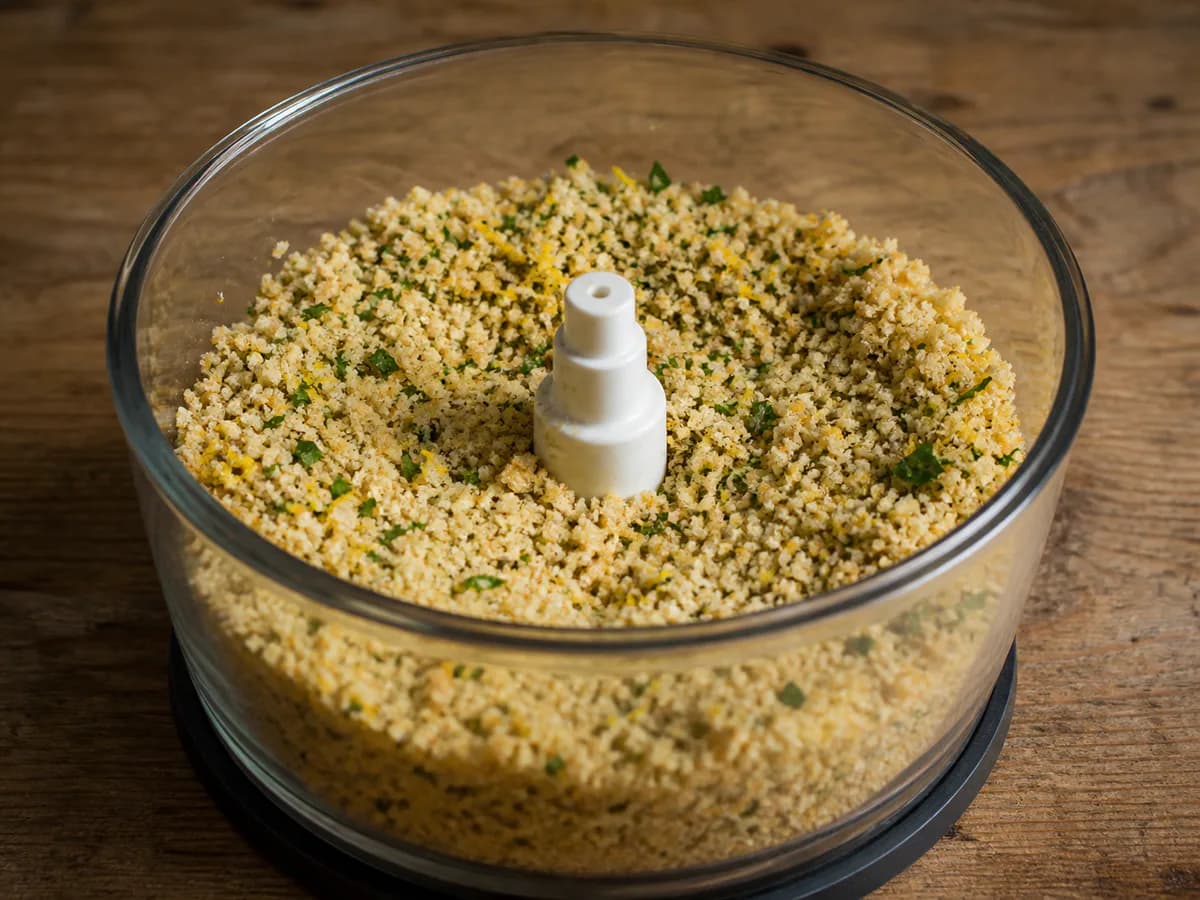 Preparação de Frango Assado Com Crosta de Citrinos durante a confeção
