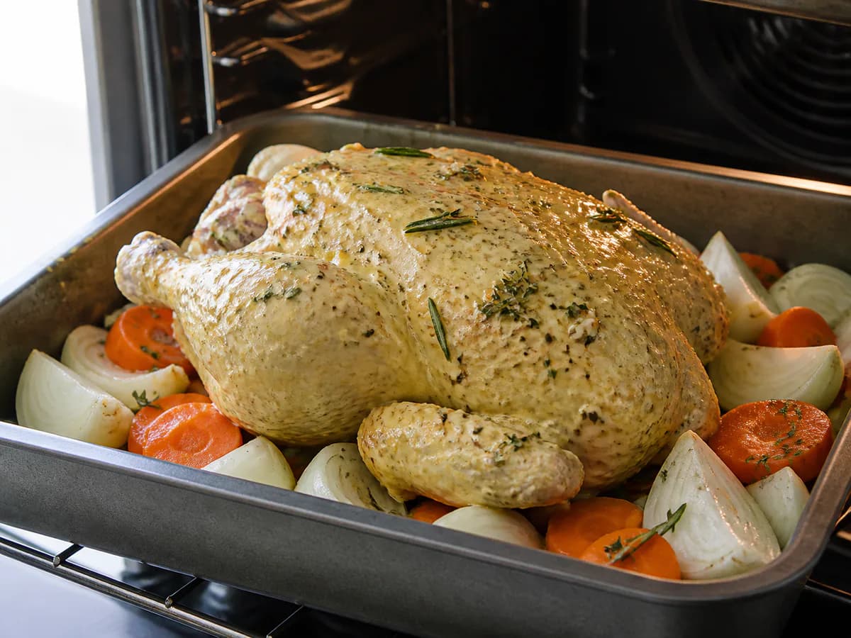 Preparação de Frango Assado com Mostarda e Ervas durante a confeção