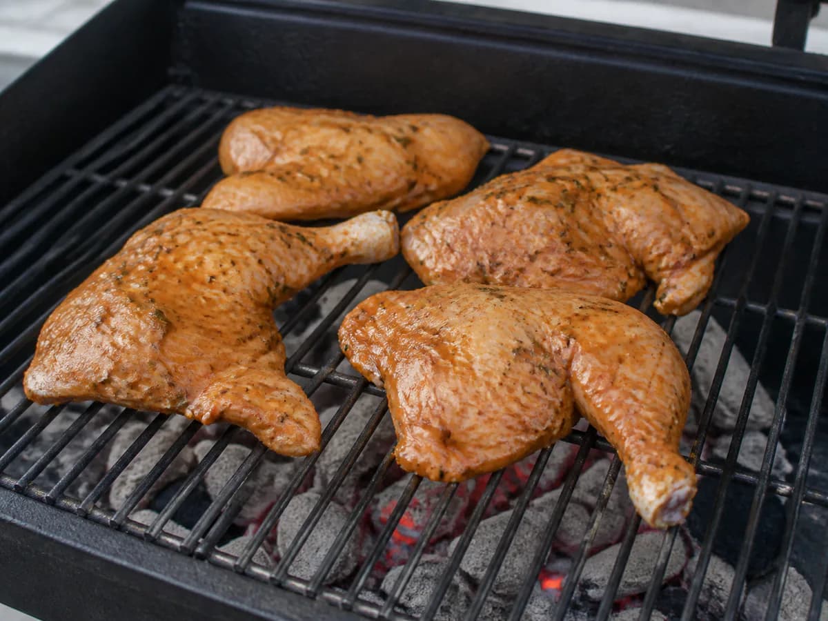 Preparação de Frango Assado no Churrasco durante a confeção