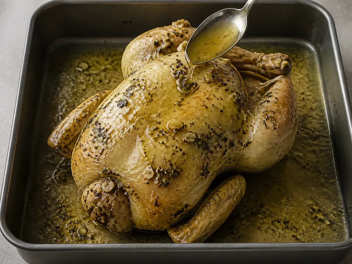 Preparação de Frango Assado no Forno com Orégãos durante a confeção