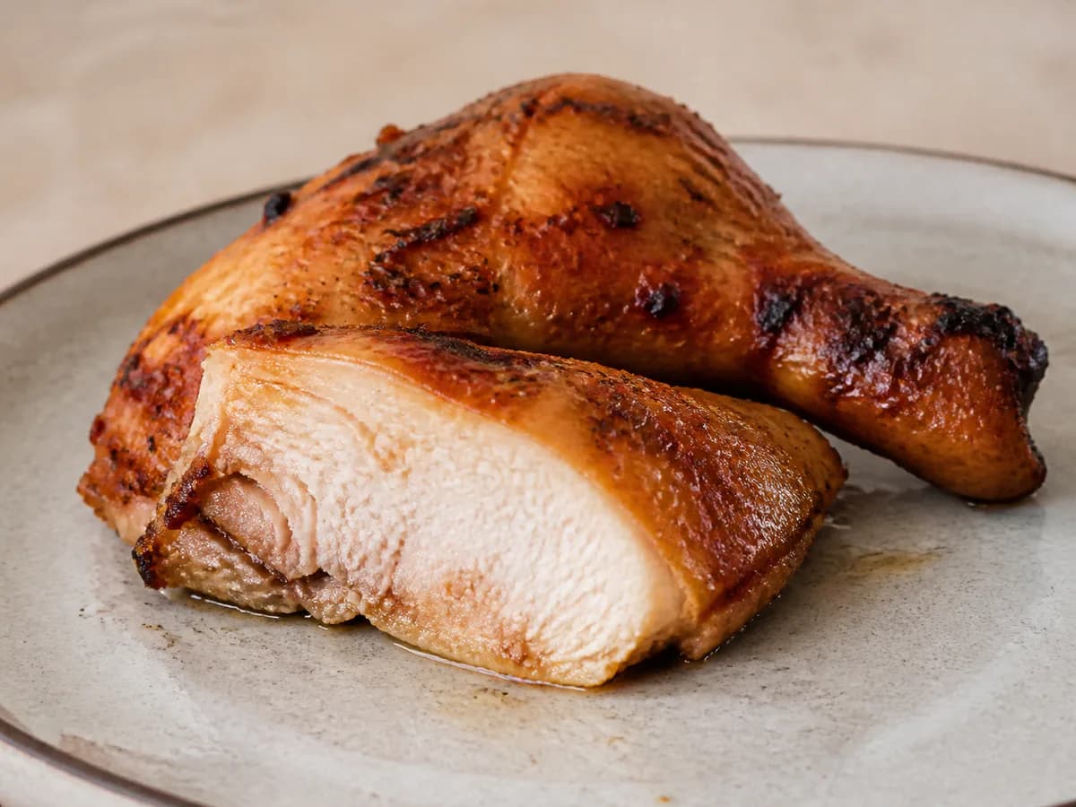 Pormenor de uma porção de Frango de Churrasco à Portuguesa