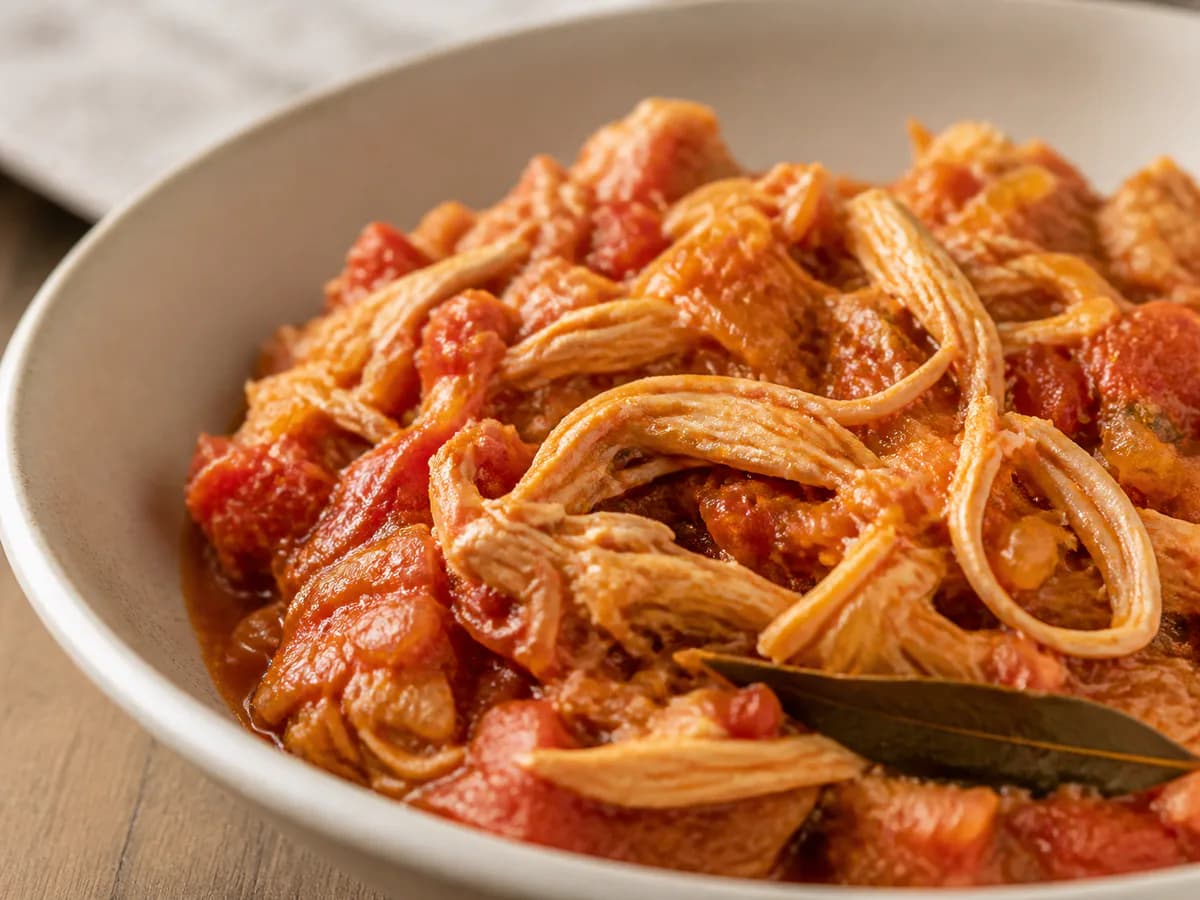 Pormenor de uma porção de Frango Desfiado com Tomate