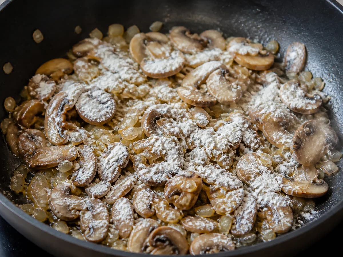 Preparação de Galinha de Fricassé à Portuguesa durante a confeção