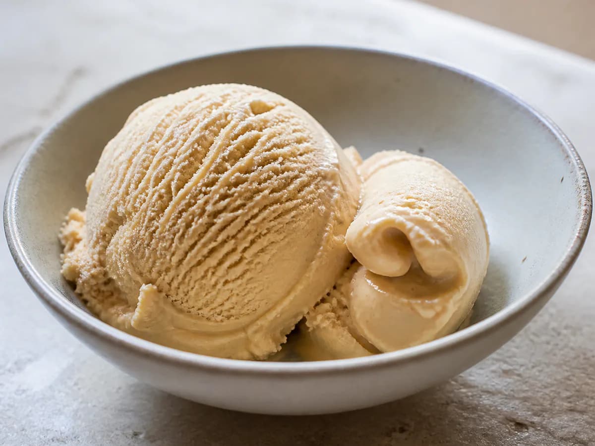 Pormenor de uma porção de Gelado de Amendoim Cremoso