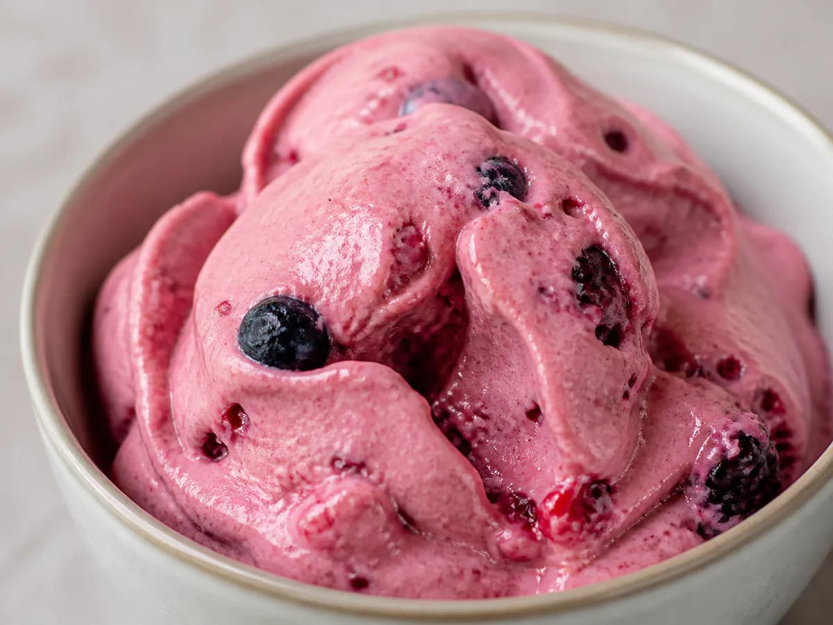 Pormenor de uma porção de Gelado de Frutos Vermelhos e Banana