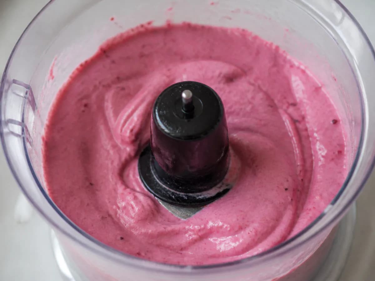 Preparação de Gelado de Frutos Vermelhos e Banana durante a confeção