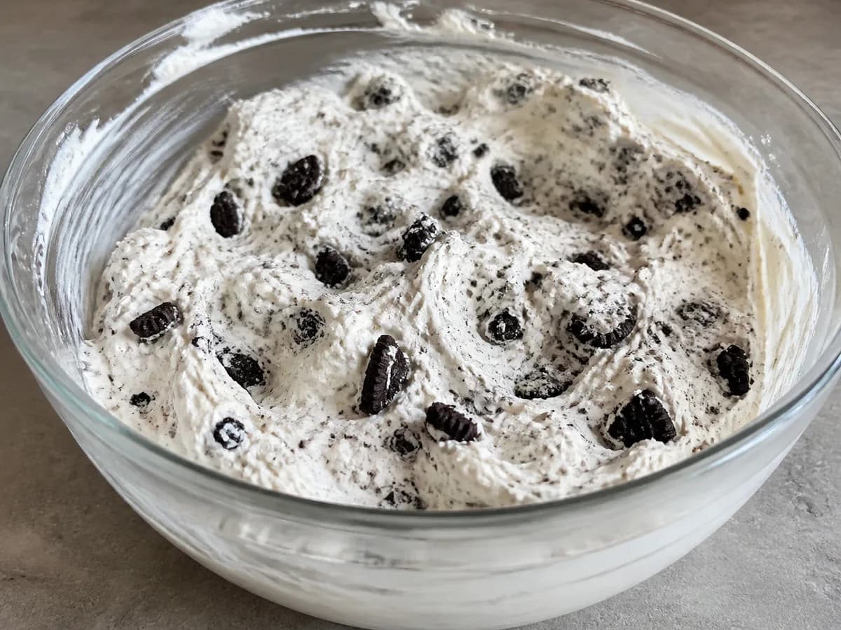 Preparação de Gelado de Oreo Caseiro durante a confeção