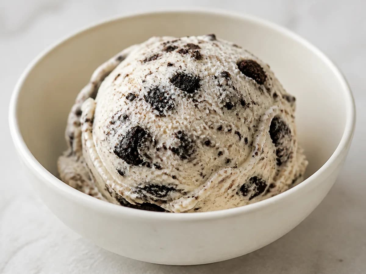 Pormenor de uma porção de Gelado de Oreo Caseiro