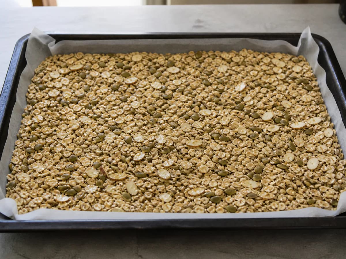 Preparação de Granola Caseira de Mel e Amêndoas durante a confeção