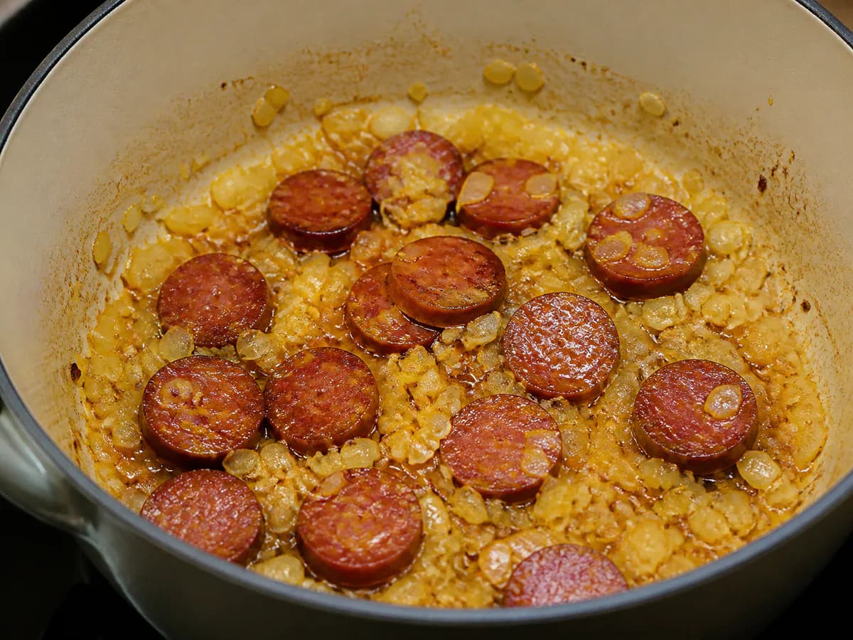 Preparação de Grão-de-Bico com Chouriço e Colorau durante a confeção