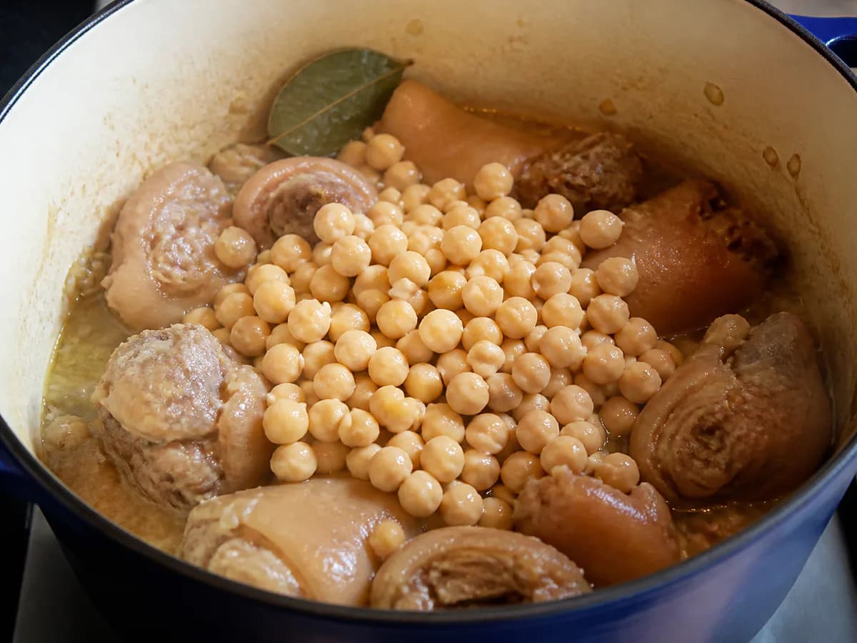 Preparação de Graozada de Pezinhos de Porco durante a confeção